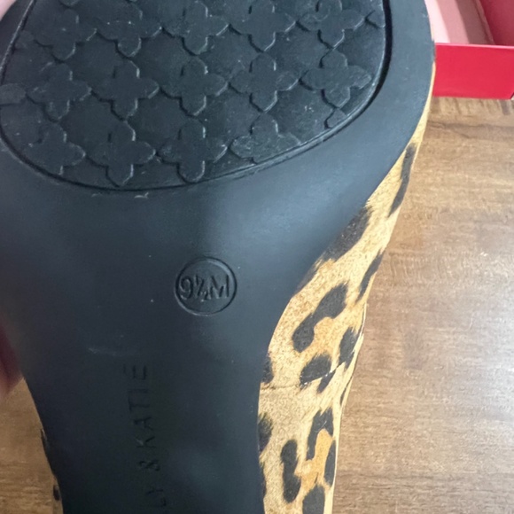 Kelly & Katie Misha Pump - Picture 3 of 5